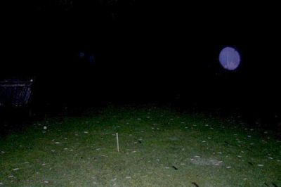 Lichtbol met schijnsel in het gras